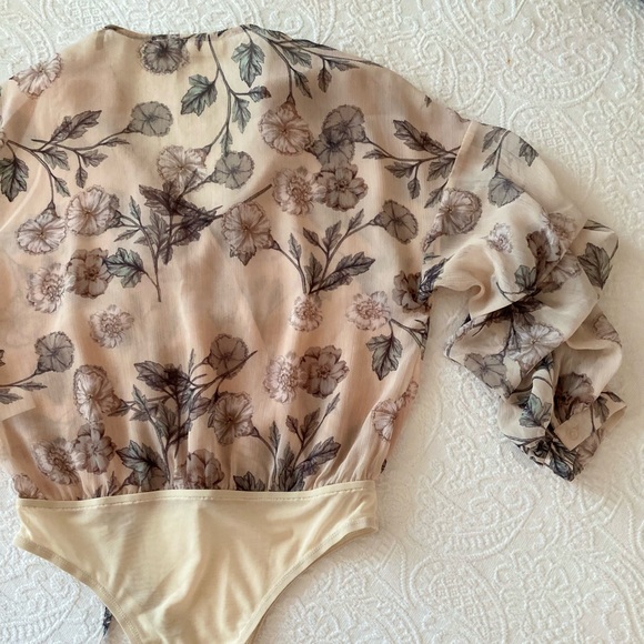 ASTR size S bodysuit/blouse with beautiful flower prints. Gently worn. - Picture 5 of 5